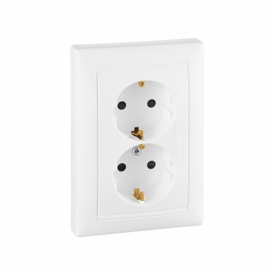 Legrand DIY Valena Бел Розетка 2-ая с/з с защитными шторками литая